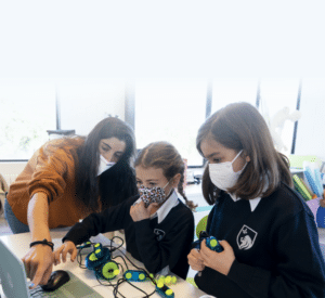 niñas aprendiendo robótica en bMaker Academy