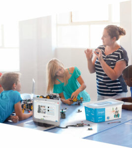 niños aprendiendo robótica con bMaker School